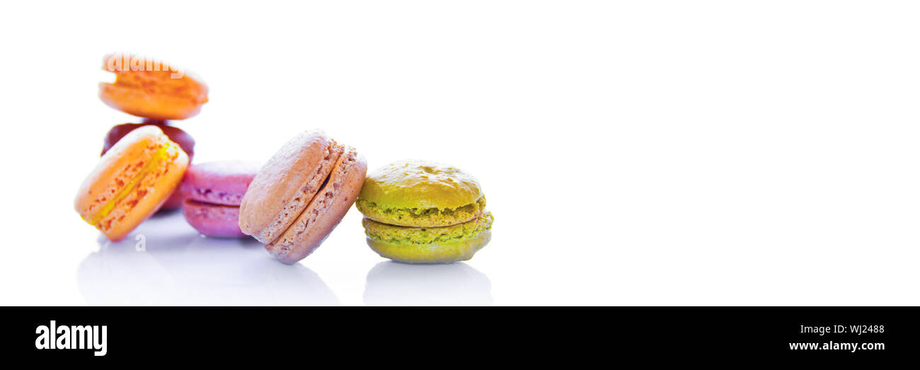 Pyramide de macarons français aux couleurs pastel, isolé sur fond blanc panoramique Banque D'Images