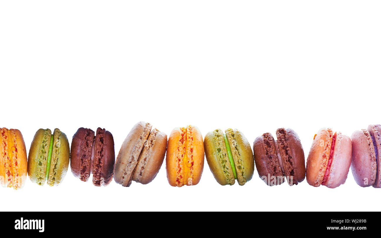 Rangée de couleur pastel macarons français, sur fond blanc Banque D'Images
