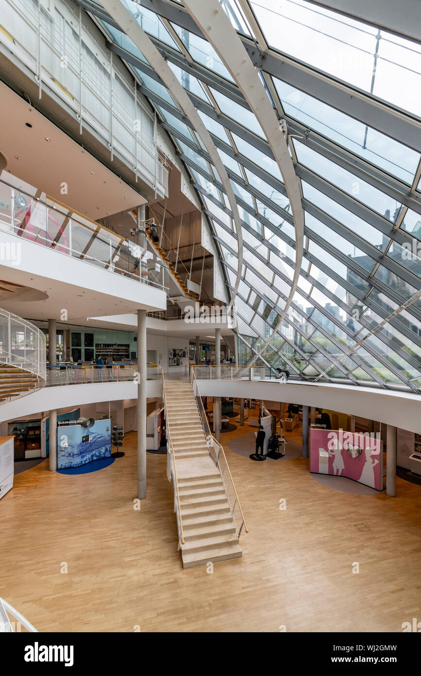 Musée de la Communication, Francfort. Conçu par l'architecte Günter Behnisch et ouvert en 1990. Explore toutes les méthodes de communication. Banque D'Images