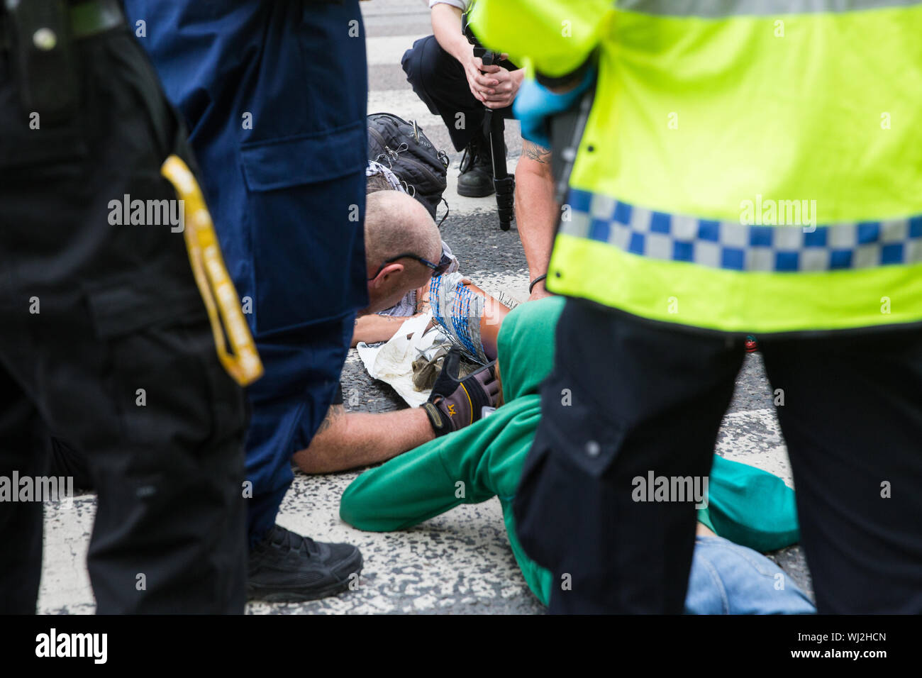 Londres, Royaume-Uni. 2 Septembre, 2019. Les policiers tentent de retirer les militants qui avaient verrouillé sur l'utilisation d'un tube du bras pour bloquer une route à l'extérieur de l'ExCel London Banque D'Images