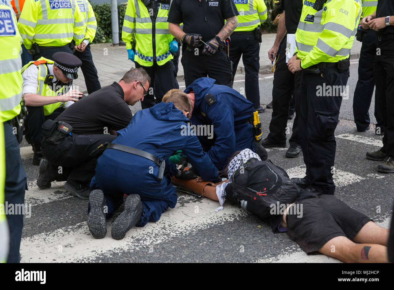 Londres, Royaume-Uni. 2 Septembre, 2019. Les policiers tentent de retirer les militants qui avaient verrouillé sur l'utilisation d'un tube du bras pour bloquer une route à l'extérieur de l'ExCel London Banque D'Images