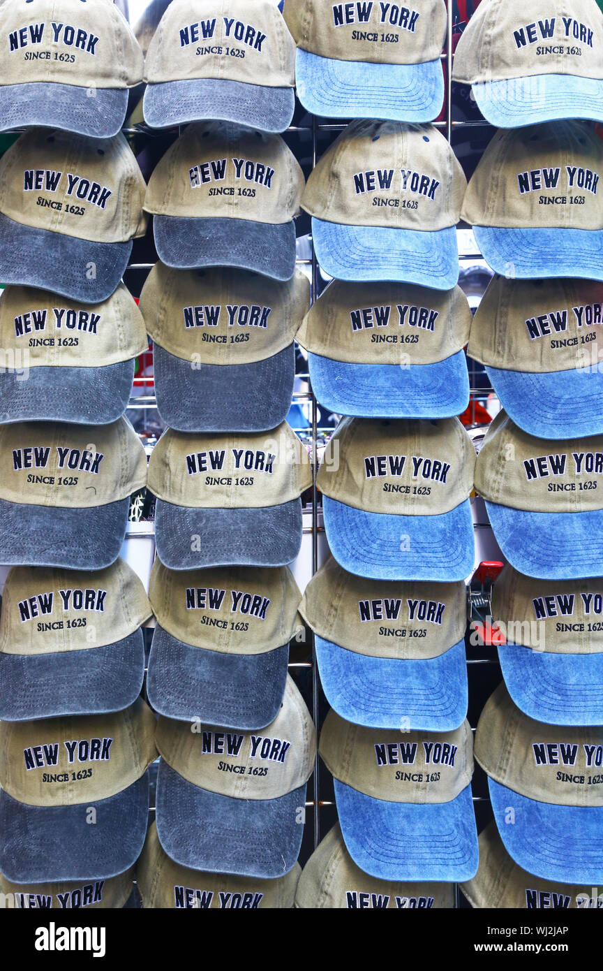 Les casquettes de baseball blanc et bleu en vente à New York Banque D'Images