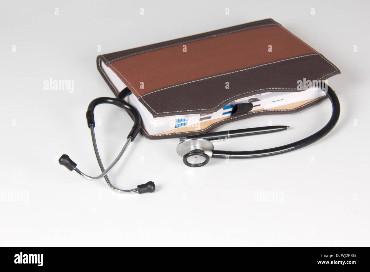 Gros plan du stéthoscope examinant un organisateur personnel Banque D'Images