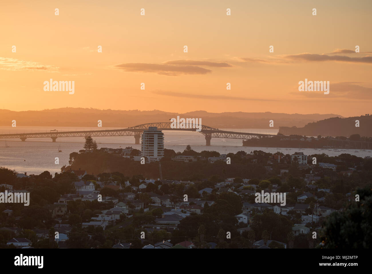 Auckland skyline, vue de Devonport, au coucher du soleil Banque D'Images