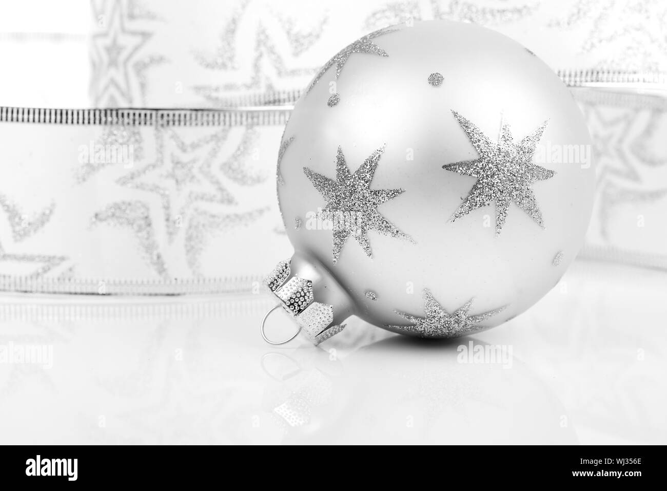 Avec des boules de Noël sur fond blanc Banque D'Images