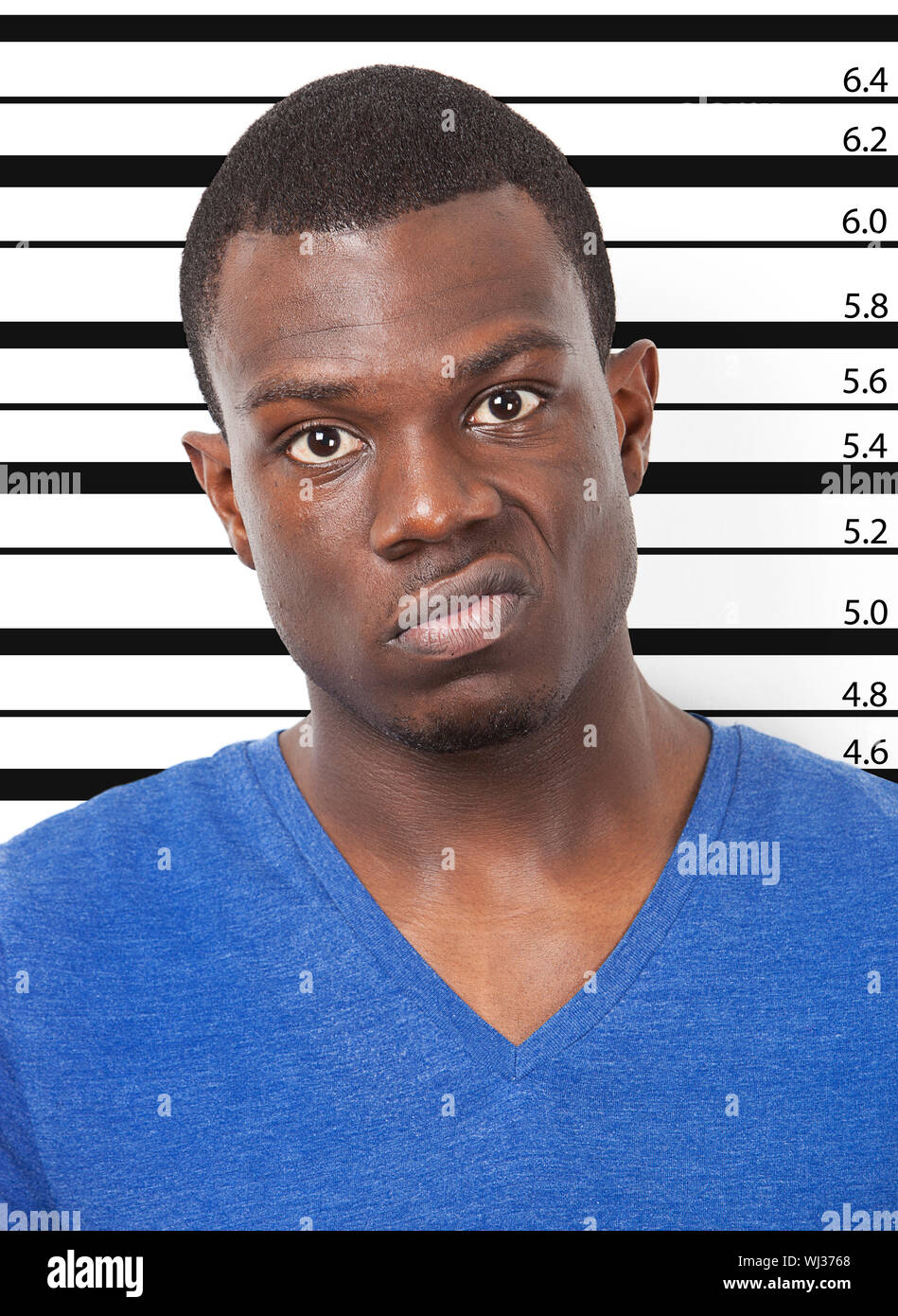 Portrait de angry young African American man contre tableau hauteur Banque D'Images