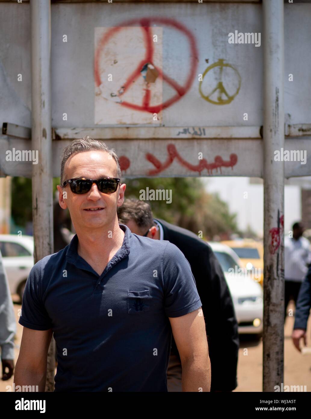 Khartoum, Soudan. 3ème Sep 2019. Heiko Maas (SPD), Ministre des affaires étrangères, accompagné par les forces de sécurité, les promenades sur la place à Khartoum où les manifestations pour le coup d'État au Soudan a eu lieu. Visites Maas, Soudan, un pays en plein bouleversement. Après la chute du Président Omar al-Bashir après 30 ans au pouvoir, l'un des plus grands pays d'Afrique a eu un gouvernement de transition pendant près de deux semaines. Dpa : Crédit photo alliance/Alamy Live News Banque D'Images