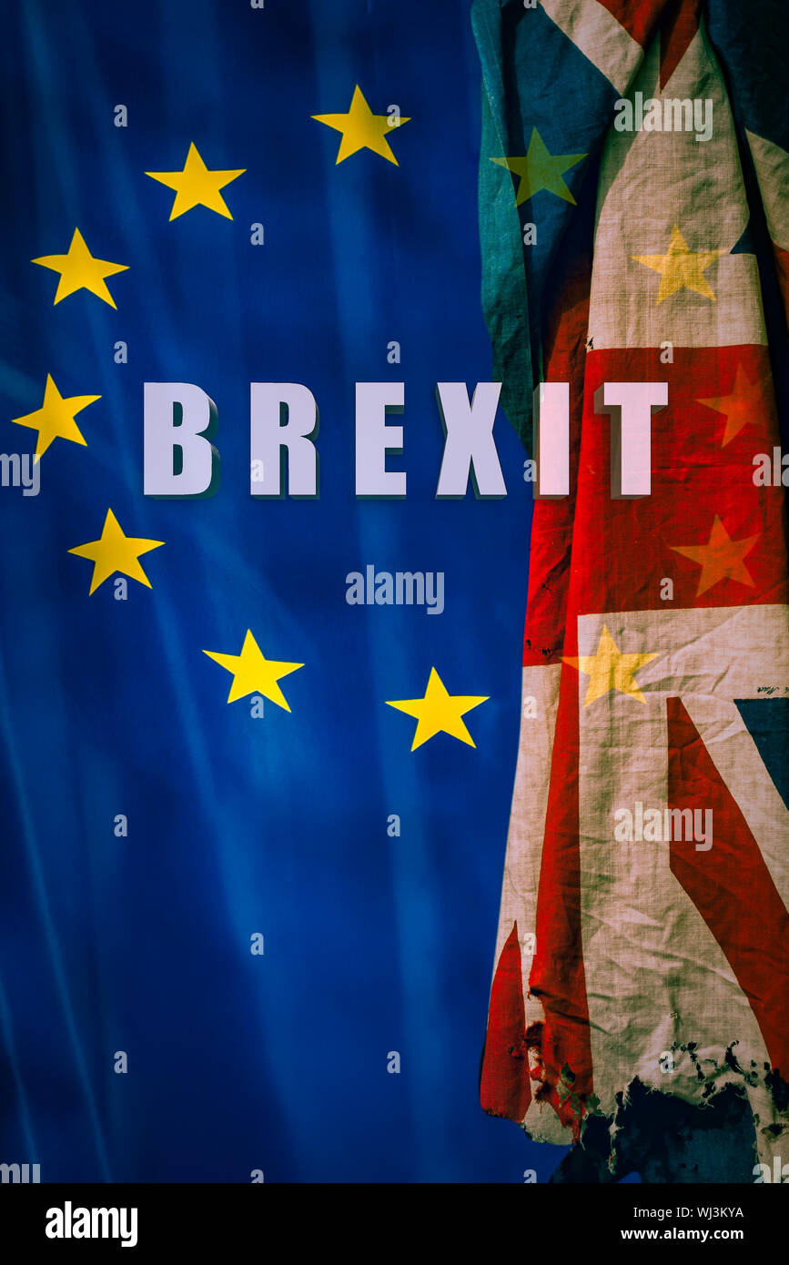 Brexit écrit en caractères gras sur fond avec pavillon de l'Union européenne et déchirés pavillon britannique Banque D'Images
