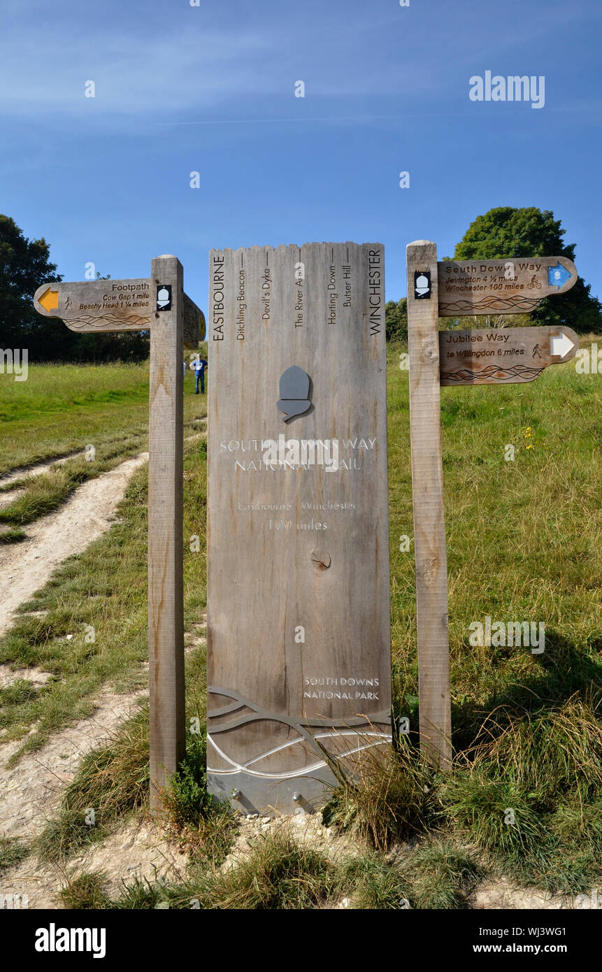 Un signe au début de la South Downs Way près de Eastbourne East Sussex. Les sentiers de fonctionner pendant 100 miles à travers les parcs nationaux de Winchester. Banque D'Images