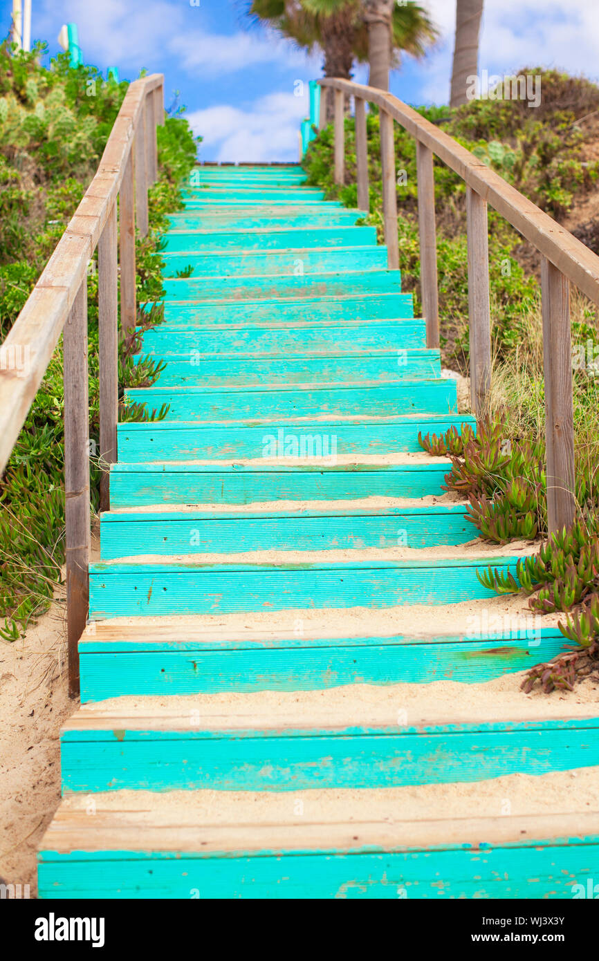 Passerelle en bois à la plage de sable Banque D'Images