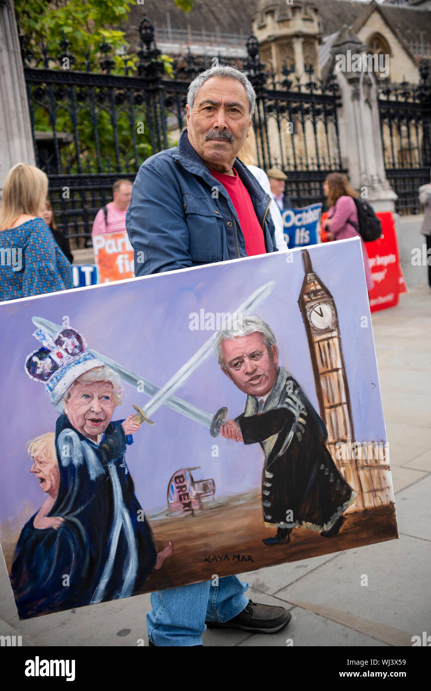 Les députés ont commencé à arriver au Palais de Westminster à reprendre ses fonctions après les vacances d'été, au moins jusqu'à la prorogation du Parlement la semaine prochaine. Les manifestants se sont rassemblés contre et en faveur des deux Brexit et Boris Johnson a décidé de suspendre le Parlement. Kaya Mar artiste avec Queen et John Bercow peinture Banque D'Images