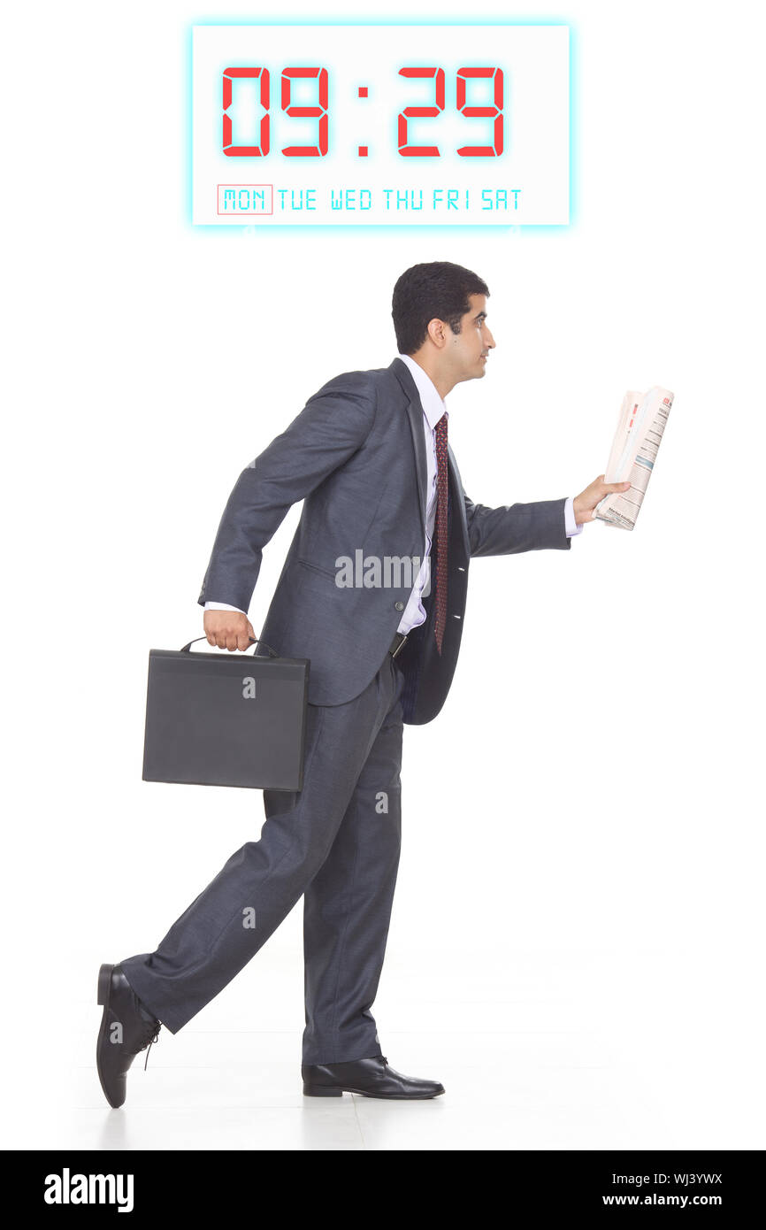 Businessman running with briefcase Banque D'Images