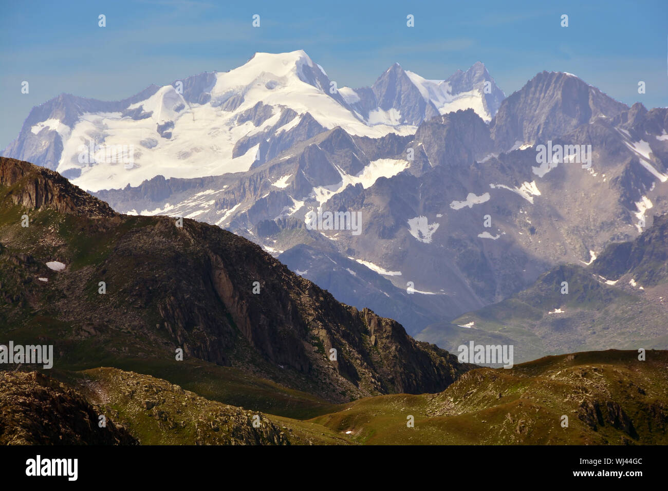 Wannerhorn (à gauche), Grunhorn (centre) et Fiescherhorner (droite) dans les Alpes Bernoises vue depuis le col du Nufenen Banque D'Images