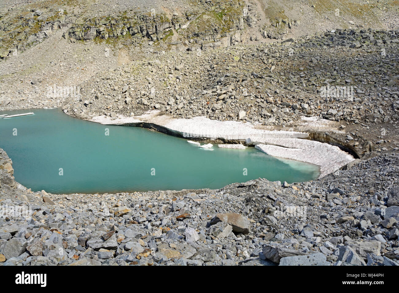 Icebergs détachés d'un glacier dans un lac glaciaire dans les montagnes comme le climat se réchauffe. Banque D'Images