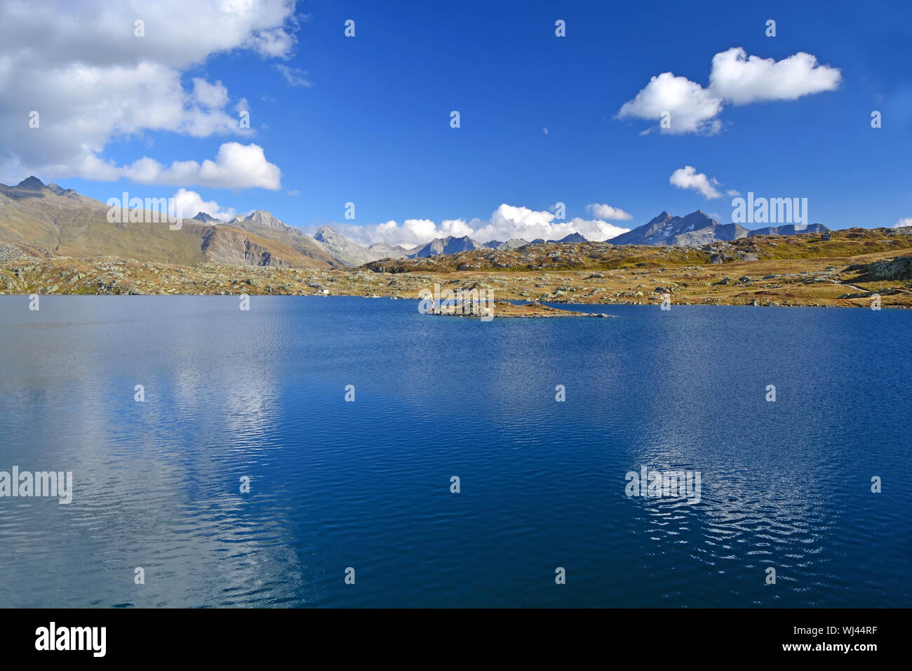 Le lac Totesee nommé d'après une bataille sanglante dans les guerres napoléoniennes, le col du Grimsel avec les montagnes de la vallée d'Geretal dans la distance. Dans Banque D'Images