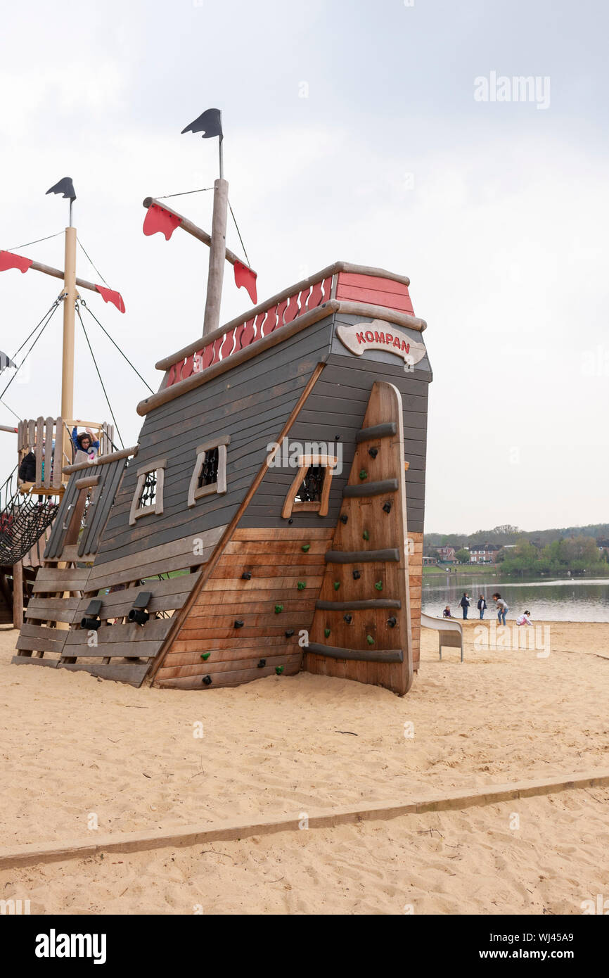 Le bateau de pirate en bois dans l'aire de jeux à Ruislip Lido, Greater London, UK Banque D'Images