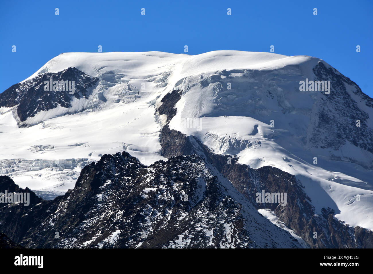Alphubel des Mischabel Group dans le sud des Alpes suisses au-dessus de Saas Fee Banque D'Images