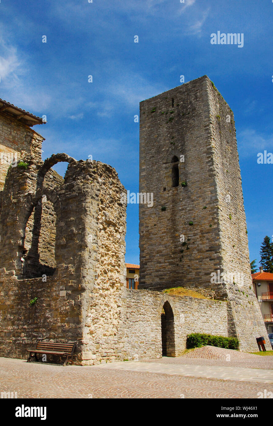 Les vestiges de la forteresse médiévale Lombard dans la petite ville d'Ombrie, Pérouse, érigée au 8ème siècle Banque D'Images