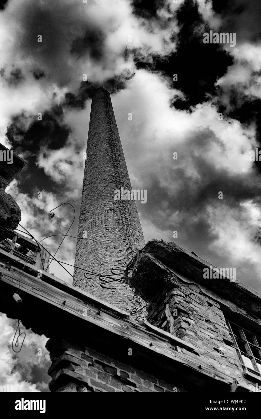 Vieille cheminée sur une usine abandonnée. Art photographique. Banque D'Images