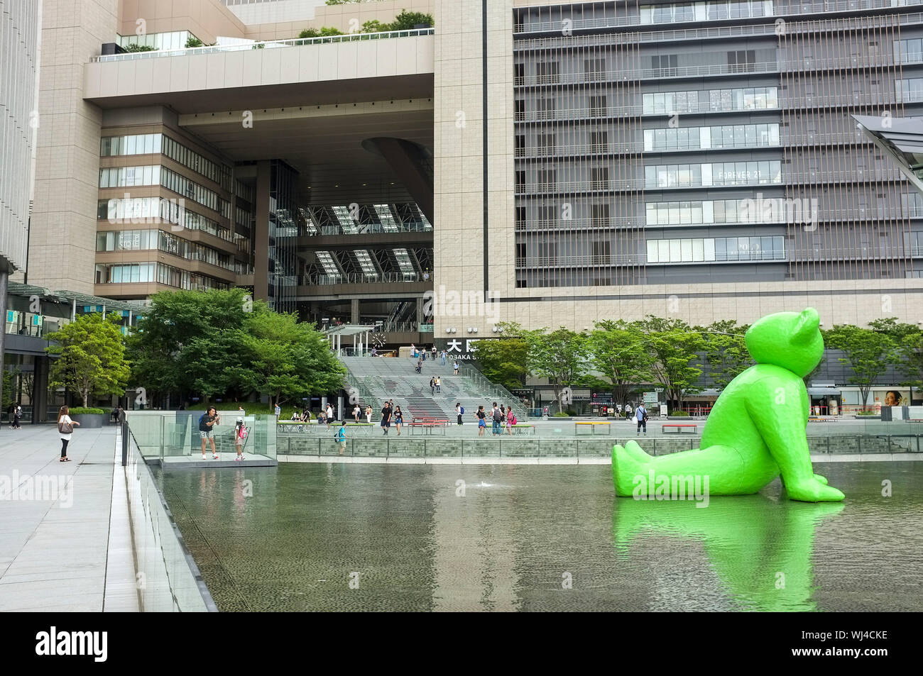 La fontaine de l'ours en peluche vert appelé Ted Hyber, faite par l'artiste Fabrice Hybert en face de la gare d'Osaka City train station, à Osaka au Japon. Banque D'Images