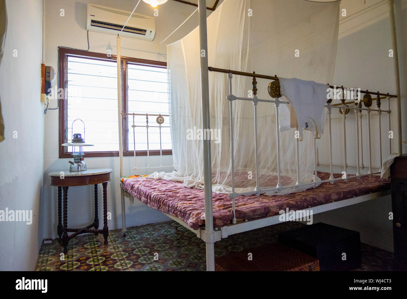 Une chambre blanche avec un lit en cuivre à l'étain Hakka shophouse Musée Club mineurs à Ipoh, Malaisie. Banque D'Images