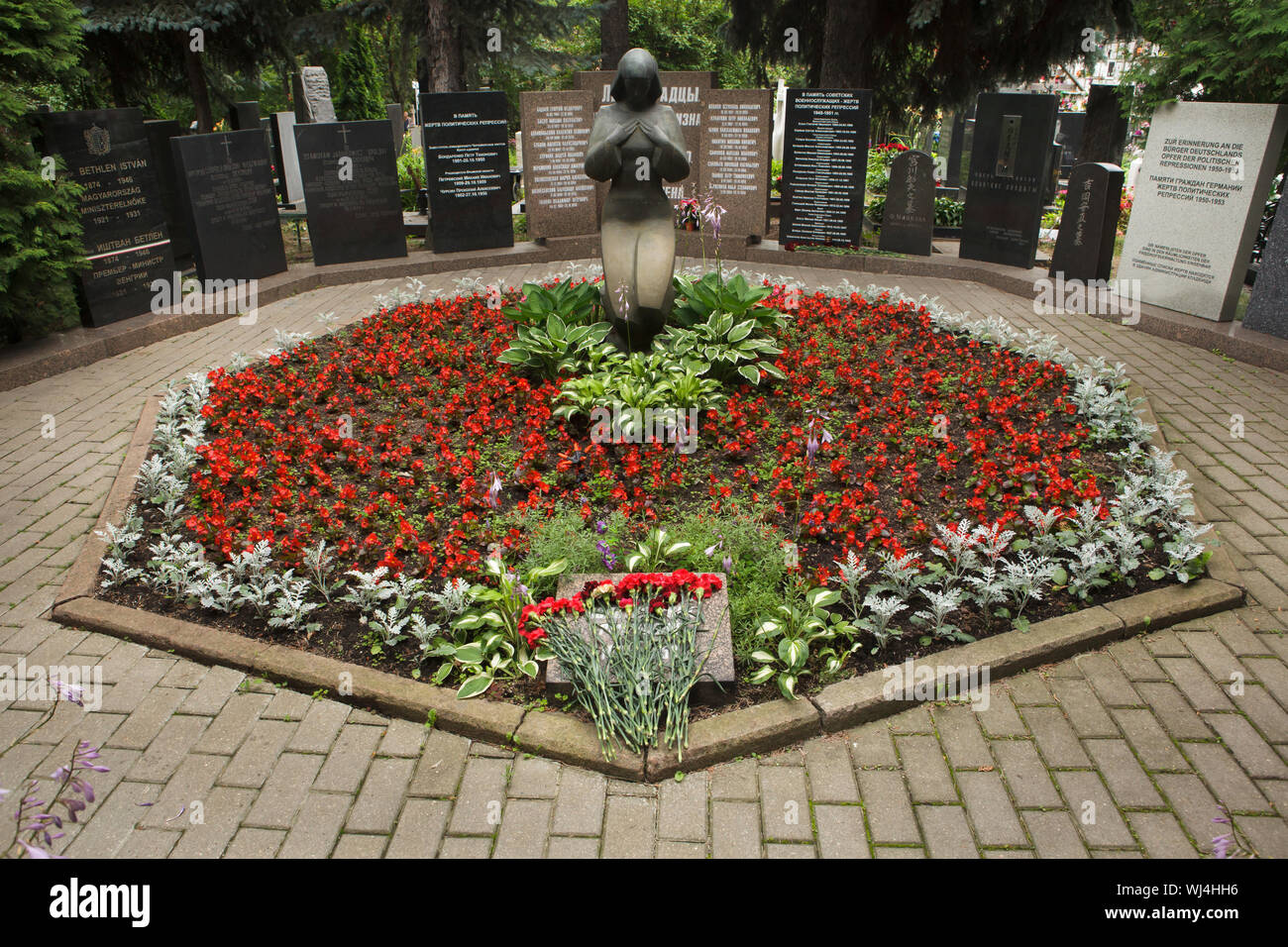 Tombe commune des cendres non réclamées numéro trois, où les gens exécutés par le NKVD ont été secrètement enterré de 1945 à 1953, à l'Donskoye cimetière à Moscou, Russie. Il est estimé que le charnier contient le reste des membres du Comité juif antifasciste, prisonniers de guerre japonais, atamans Cosaques Piotr Krasnov et Andrei Shkuro, ainsi de la demeure des chefs militaires de l'Armée de libération russe (OAK) pendant la Seconde Guerre mondiale, les généraux : Andrey Vlasov, Fiodor Truhin et Sergei Bunyachenko exécuté en 1946. Demeure du célèbre chef de la police secrète soviétique Lav Banque D'Images