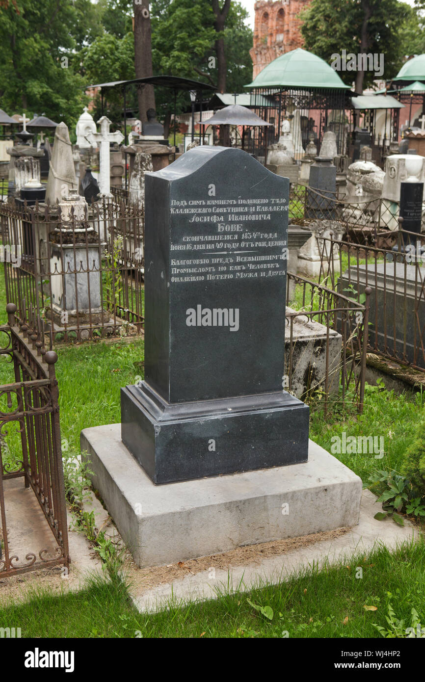 Tombe de l'architecte russe Joseph Bové (1784 - 1834) au cimetière du Monastère Donskoï à Moscou, Russie. Le Théâtre du Bolchoï à Moscou a été conçu par Joseph Bové. Banque D'Images