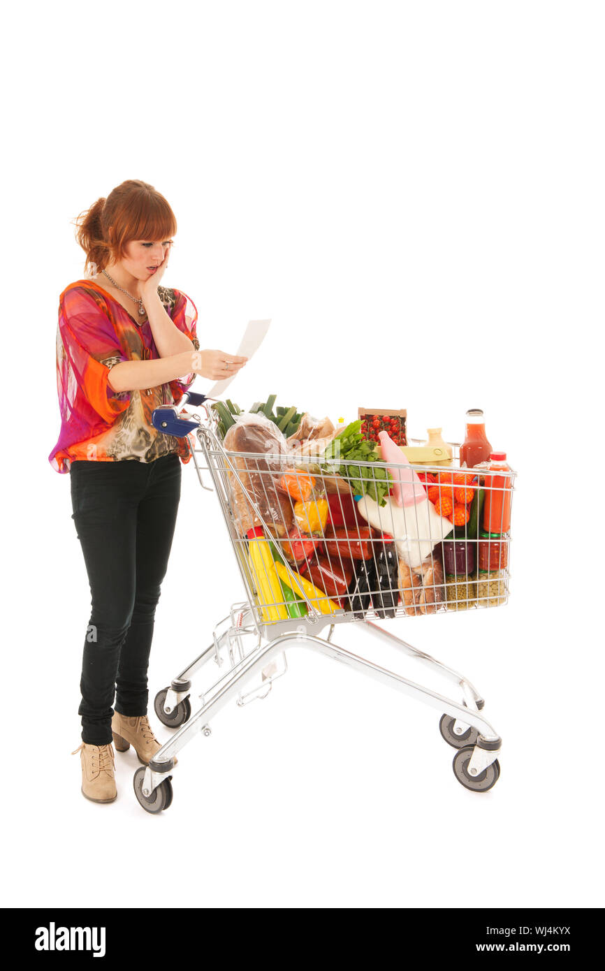 La femme est de faire peur à partir de la réception hebdomadaire au supermarché Banque D'Images