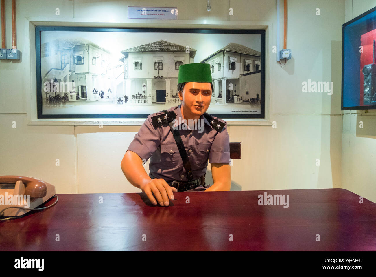 La figure d'un garde dans un bureau à la Prison Museum à Malacca, Malaisie. Banque D'Images