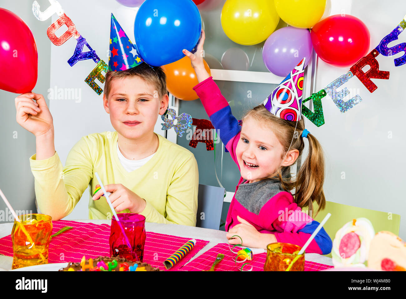 Heureux les petits enfants s'amusent dans une soirée d'anniversaire Banque D'Images