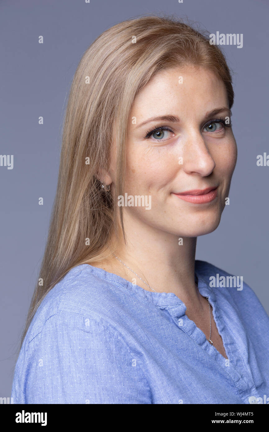 Portrait souriant, confident woman Banque D'Images