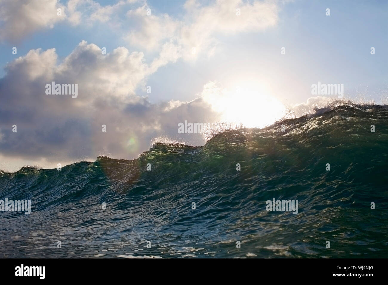 Soleil sur les crêtes des vagues de l'océan Banque D'Images