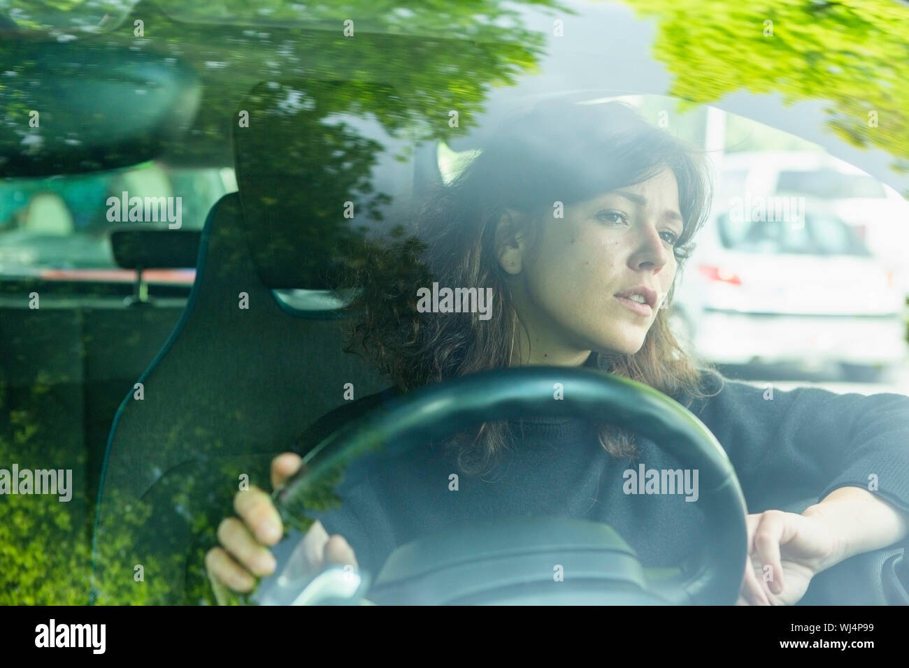 Woman driving car Banque D'Images