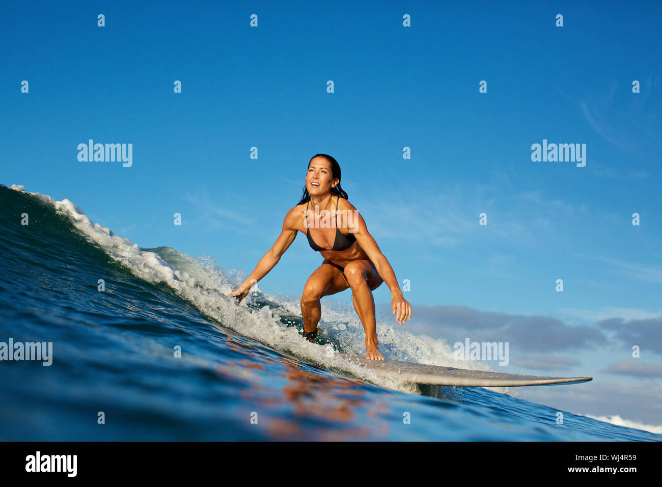 Surfer la houle à l'équitation féminine Banque D'Images