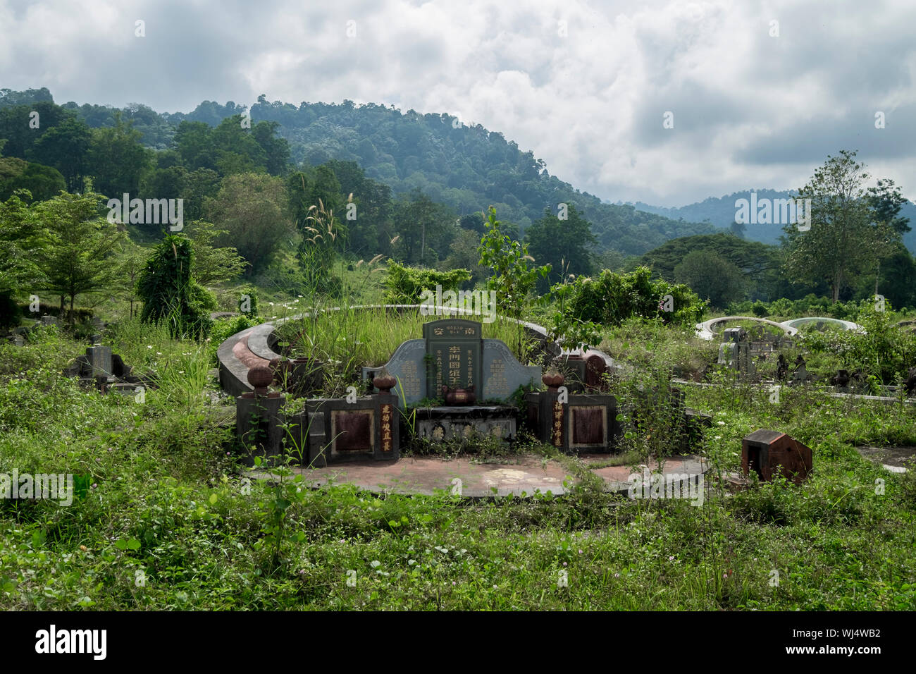 Un cimetière Chinois ruraux sur une colline Taiping outiside, Malaisie Banque D'Images