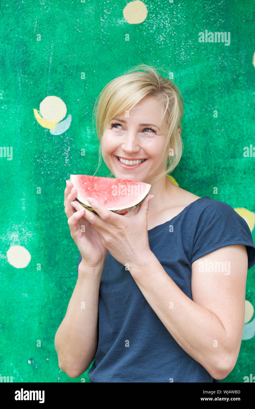 Portrait insouciant, happy woman eating watermelon Banque D'Images