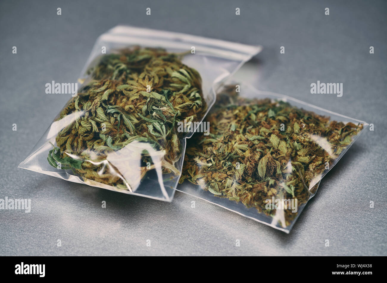 La marijuana dans de petits sacs en plastique Banque D'Images