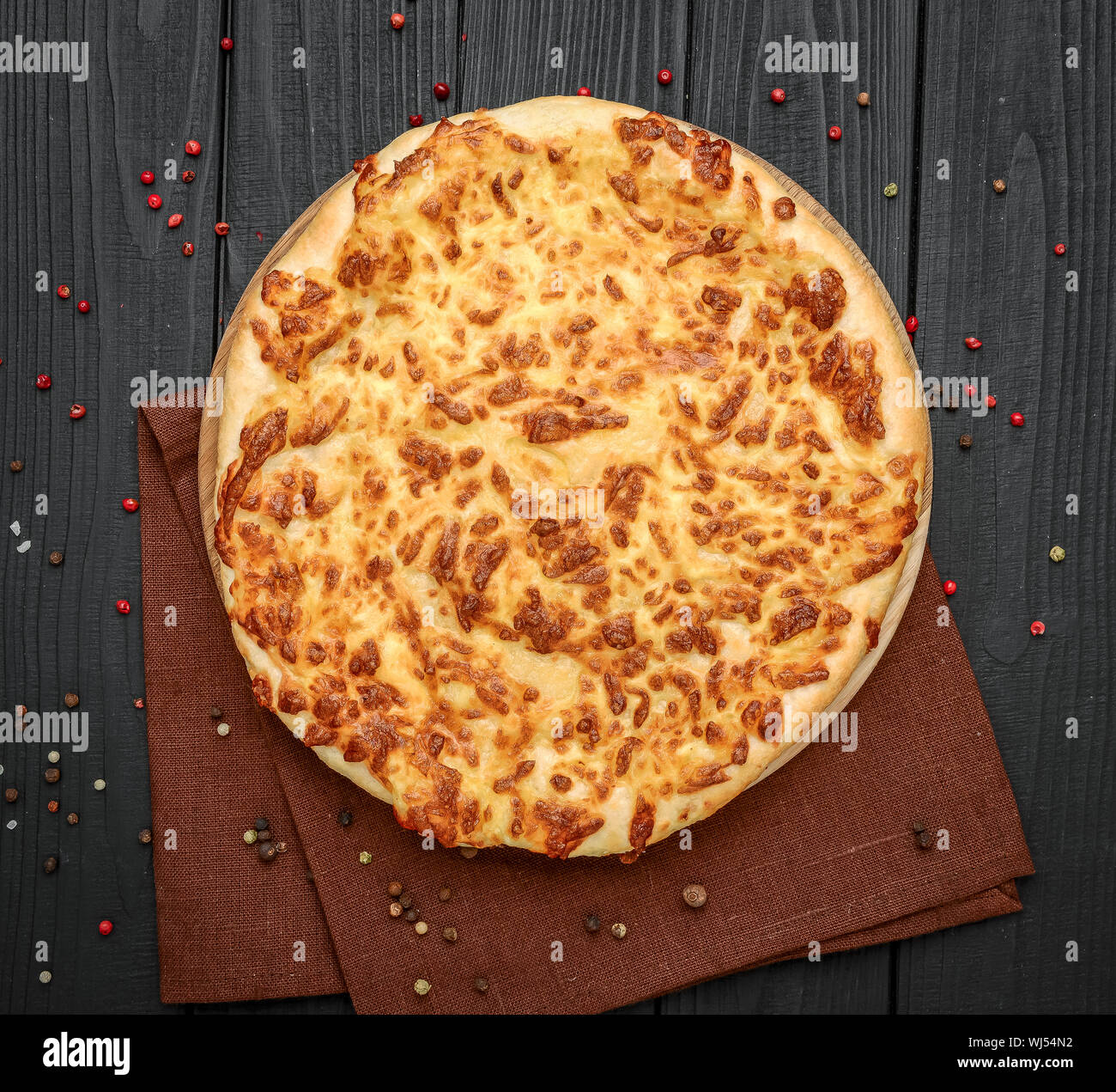 Produits de boulangerie kubdari en géorgien, sur la table Banque D'Images