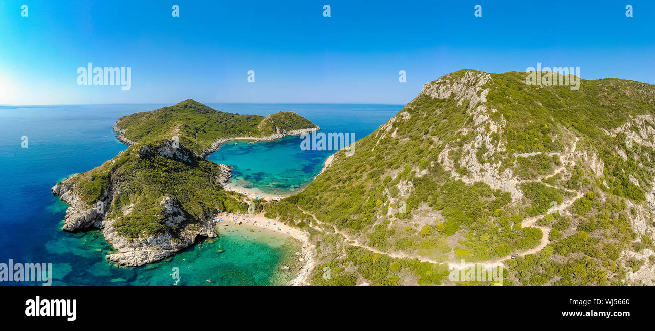 Plage de Porto à Afionas Timoni est un paradis avec plage double clair comme de l'eau azur à Corfou, vue aérienne, Mer Ionienne, l'île de Grèce, Europe Banque D'Images