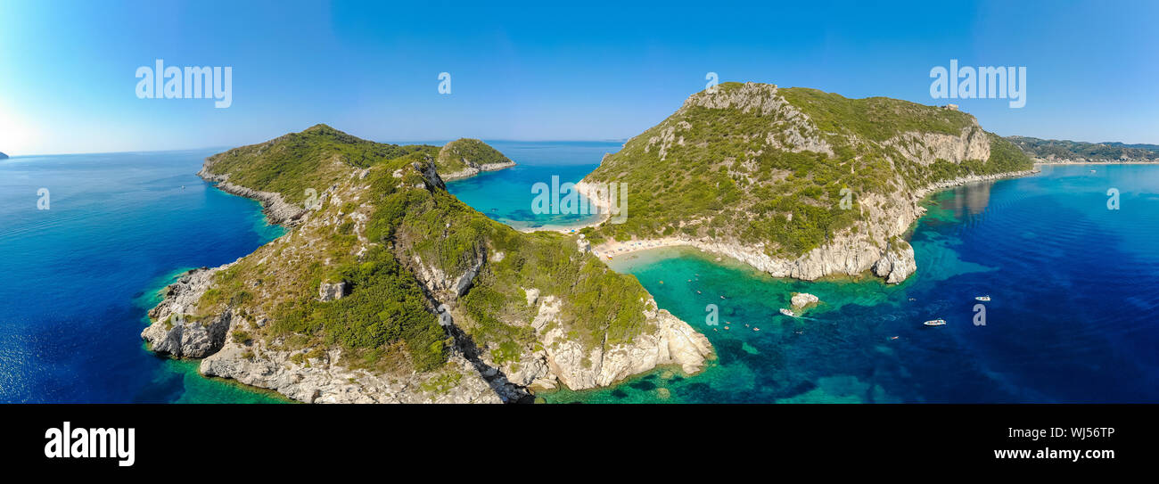 Plage de Porto à Afionas Timoni est un paradis avec plage double clair comme de l'eau azur à Corfou, vue aérienne, Mer Ionienne, l'île de Grèce, Europe Banque D'Images