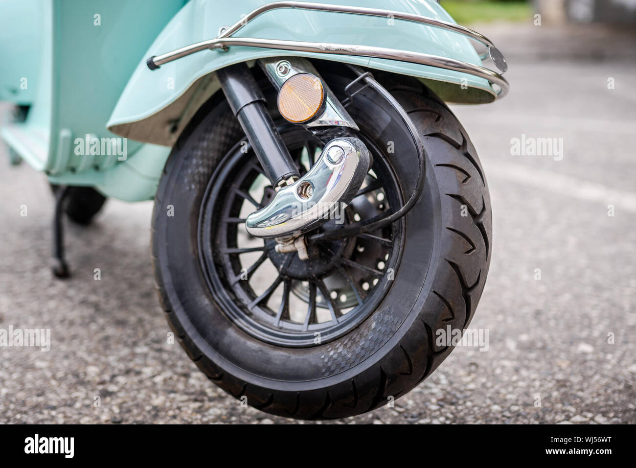 De roue avant moto scooter électrique Photo Stock - Alamy