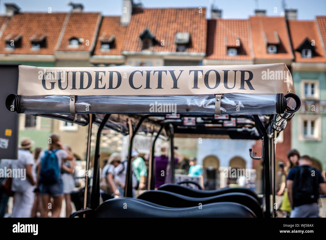 Visite guidée de la ville en voiture électrique Place de la vieille ville de Poznan. Banque D'Images