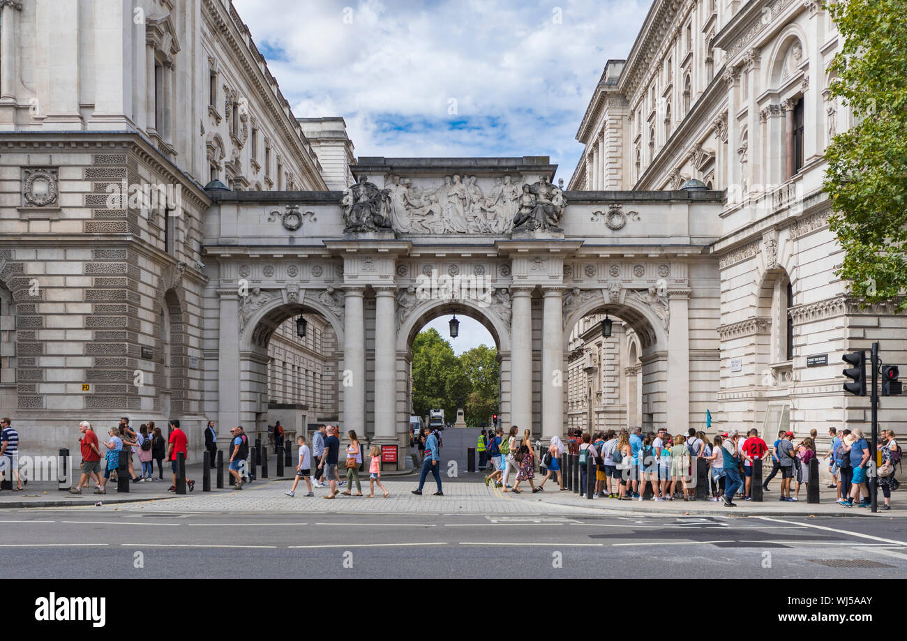 Arches à l'entrée de King Charles Street off Parliament Street (souvent appelée Whitehall), City of Westminster, London, UK. Ministère des affaires étrangères. Banque D'Images