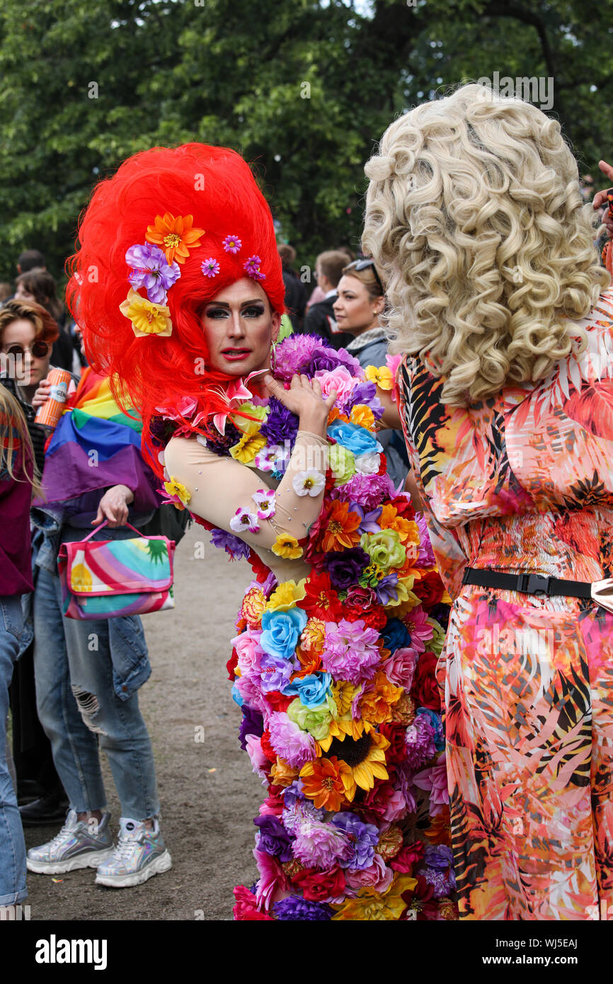 Drag Queen avec perruque rouge énorme posant pour l'appareil photo à Helsinki Pride after-party dans le parc Kaivopuisto Banque D'Images