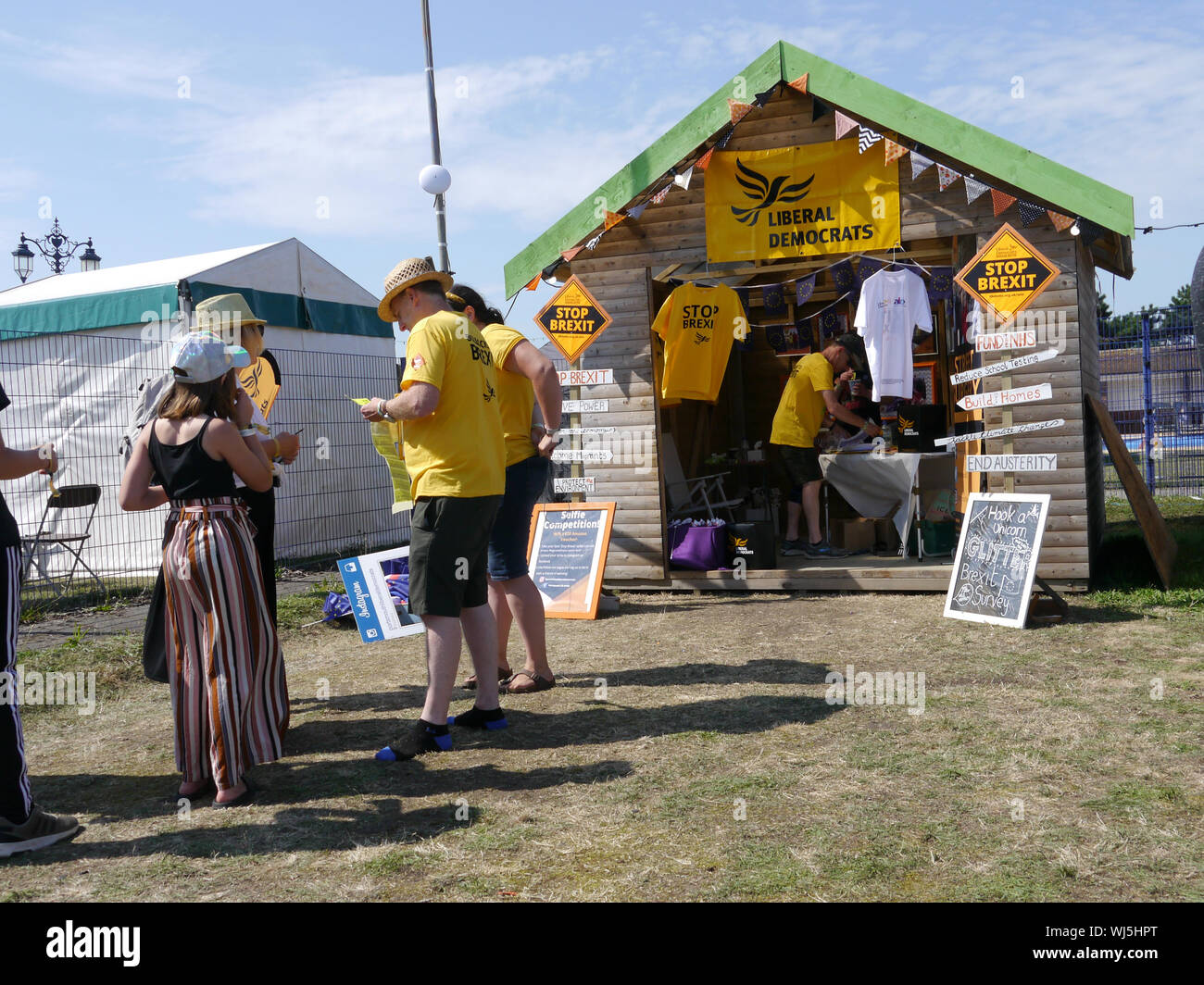 Membre du Parti libéral-démocrate, parti politique faisant campagne contre l'Brexit à un festival de musique Banque D'Images