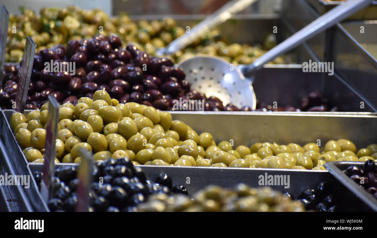 Variété d'olives pour la vente en vrac Banque D'Images