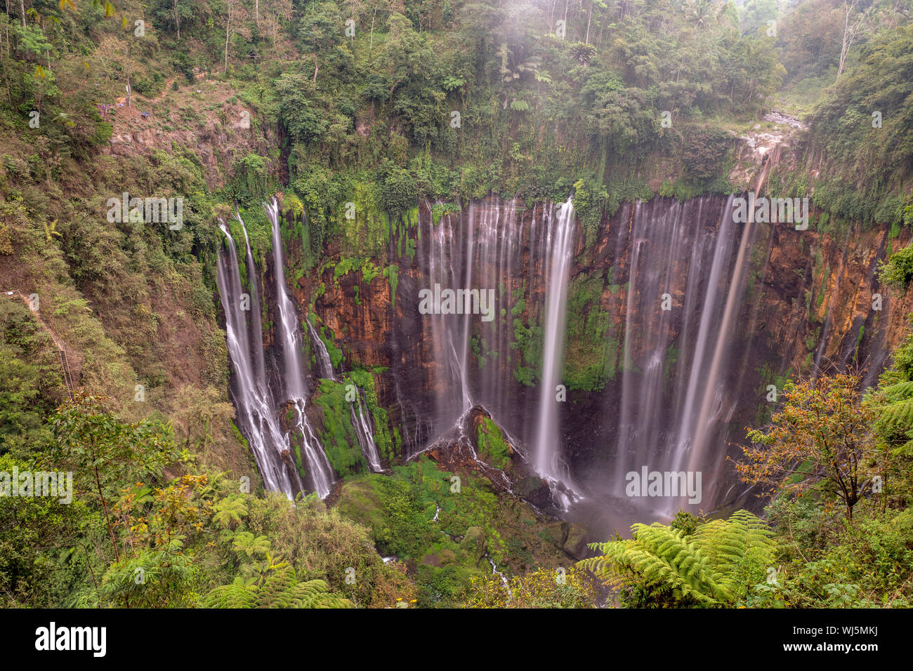 Drone aérien libre de Tumpak Sewu cascade dans l'Est de Java, Indonésie Banque D'Images