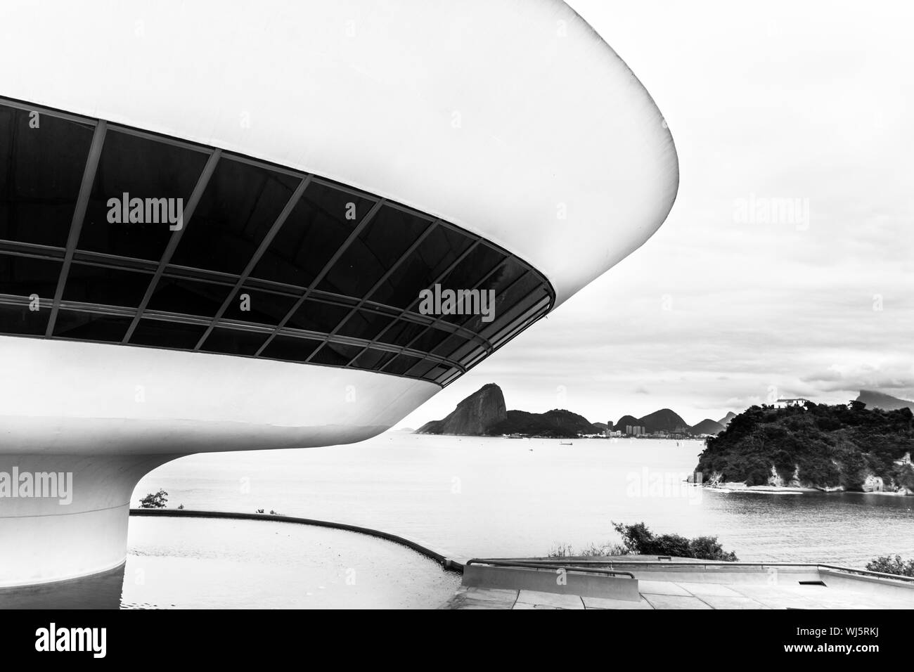 Le Musée d'Art Contemporain de Niterói (Museu de Arte Contemporanea de Niteroi - MAC ) est situé dans la ville de Niteroi, Rio de Janeiro, Brésil, et je Banque D'Images