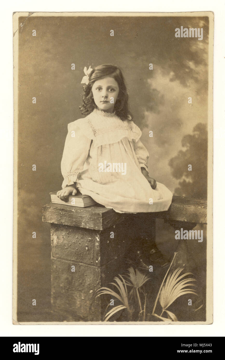 Au début des années 1900, la carte postale de portrait de studio de la jeune fille édouardienne vers 1904, Royaume-Uni Banque D'Images