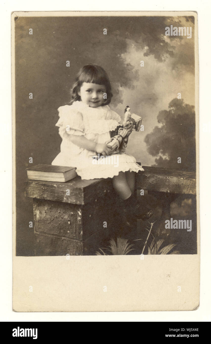 Début des années 1900, studio portrait of little girl holding a doll, vers 1904, Banque D'Images